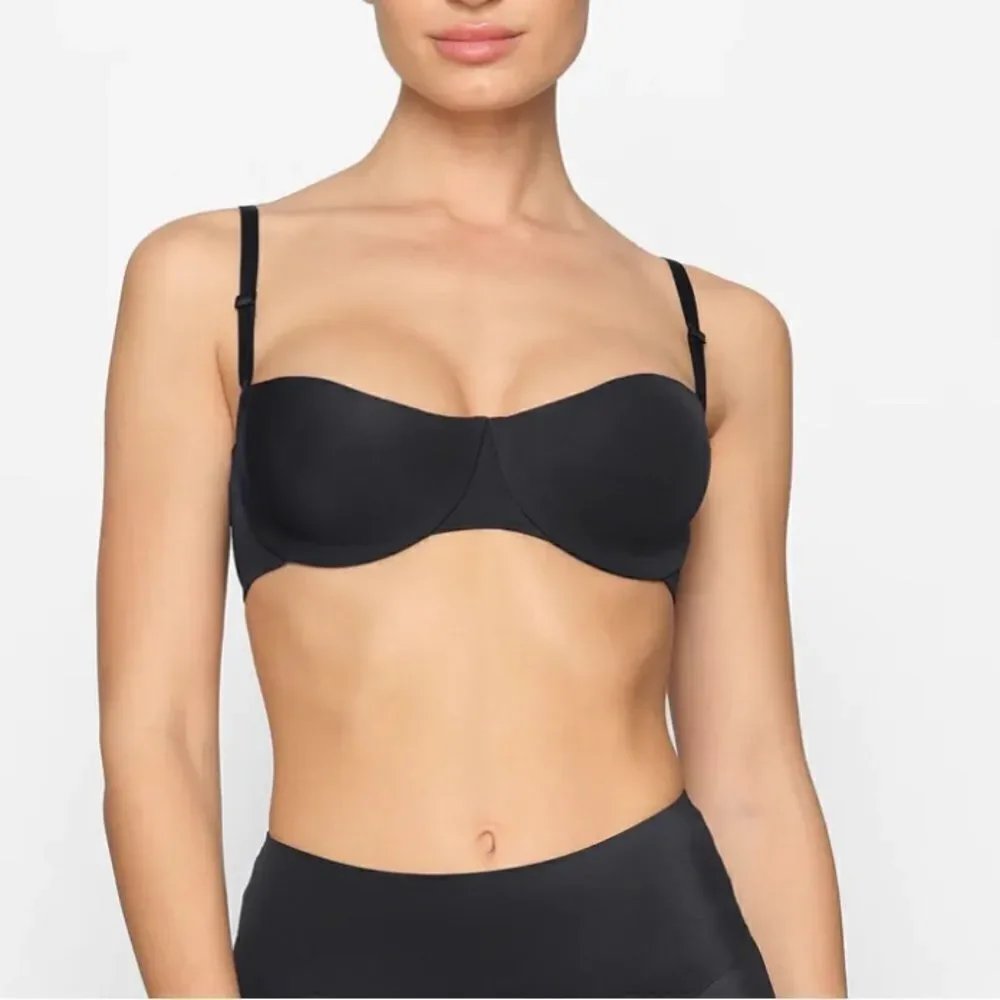 NWT SKIMS Smoothing Intimates Unlined Strapless Bra In Onyx Black Bra